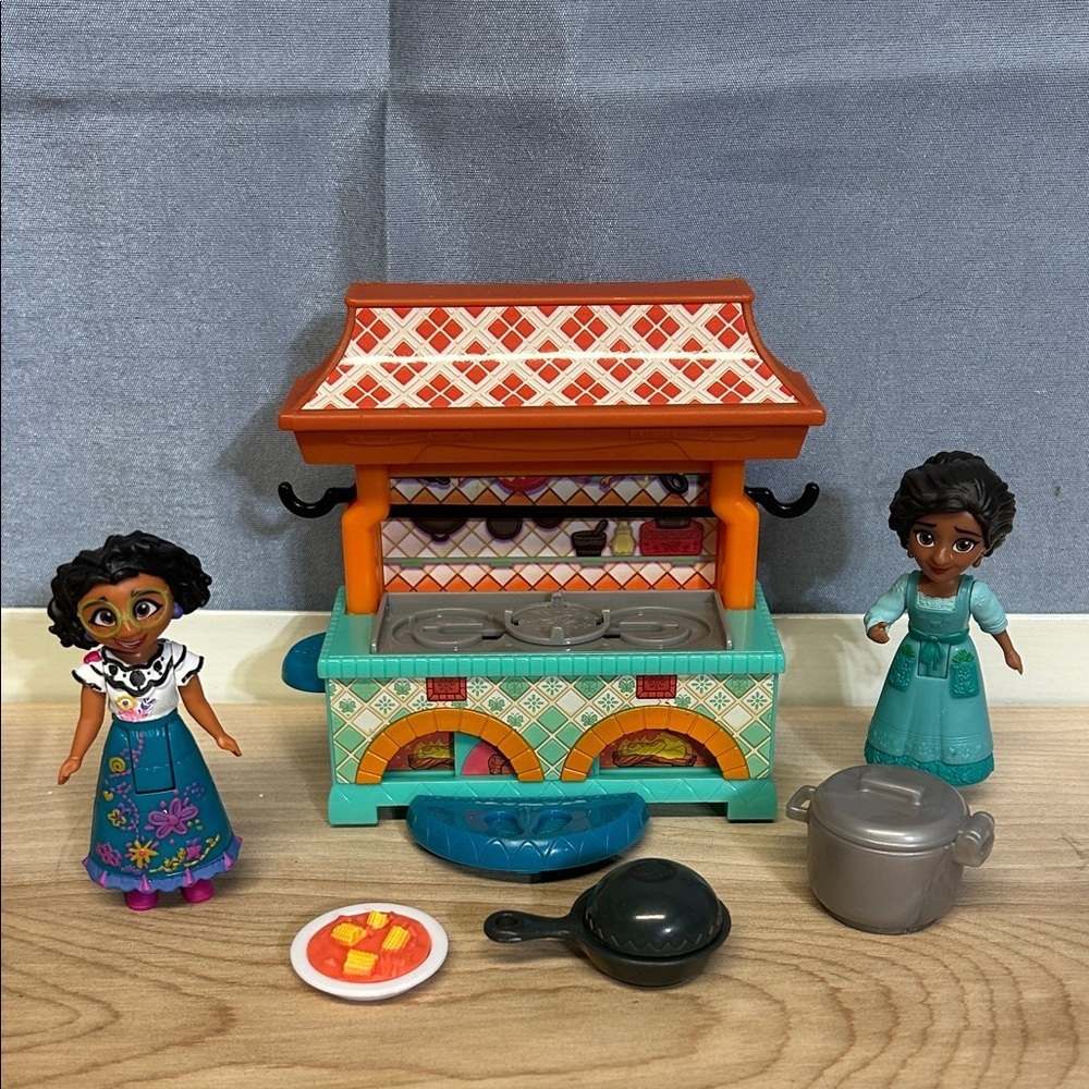 Disney Encanto Jakks Pacific Julieta Kitchen Small Doll Playset